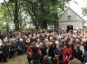 Pohľad na veriacich, v pozadí kaplnka Narodenia Panny Márie Pohľad na veriacich, v pozadí kaplnka Narodenia Panny Márie
