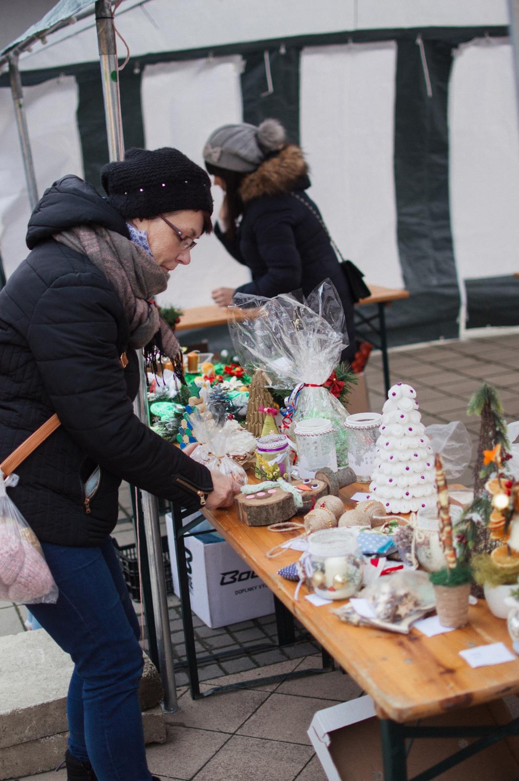Fotogaléria Vianočné trhy a Mikuláš 9.12.2017 (11) Vianočné trhy a Mikuláš 9.12.2017